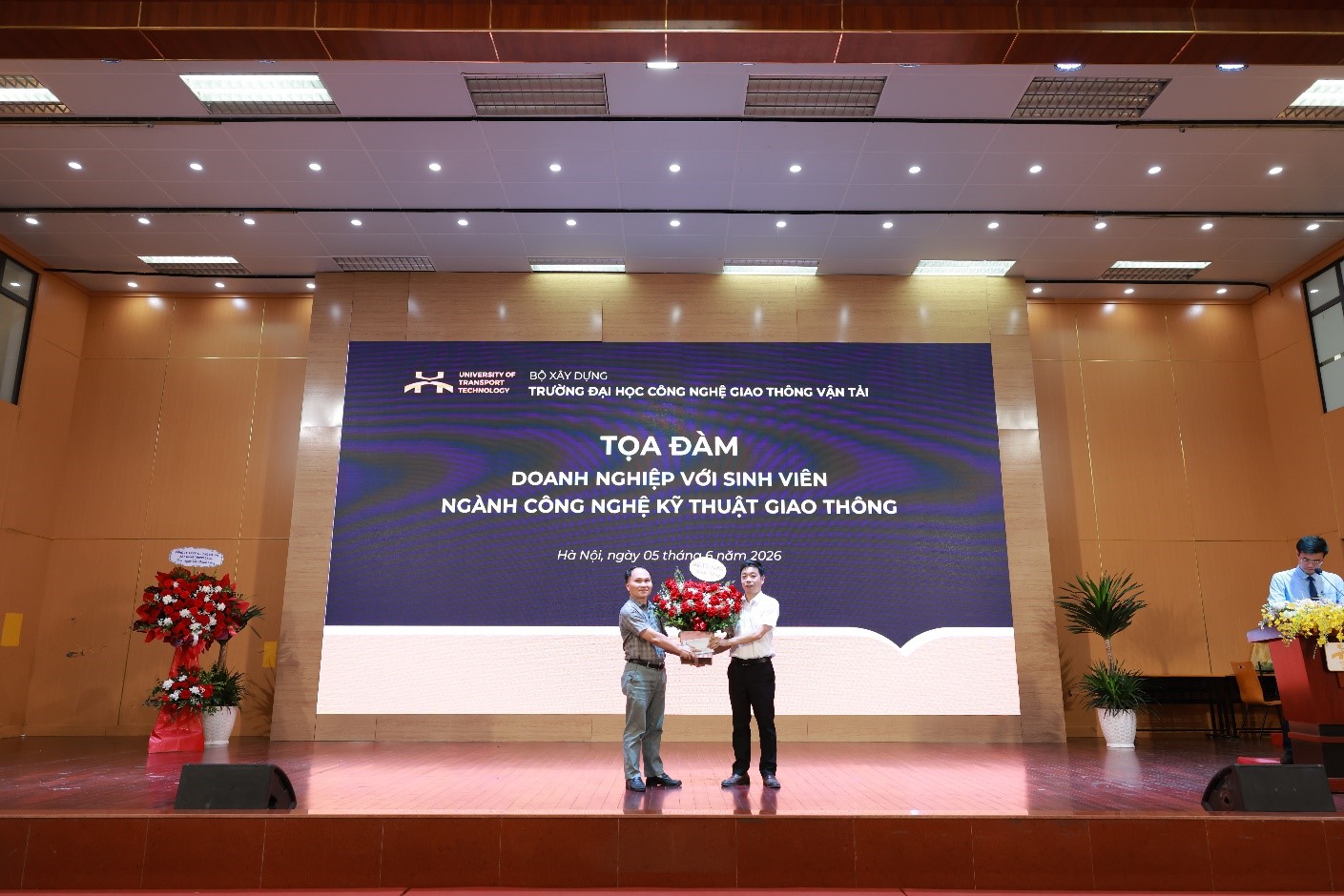 Tấn Phát đồng hành cùng sinh viên Trường Đại học Công nghệ Giao thông Vận tải trong chương trình Tọa đàm doanh nghiệp